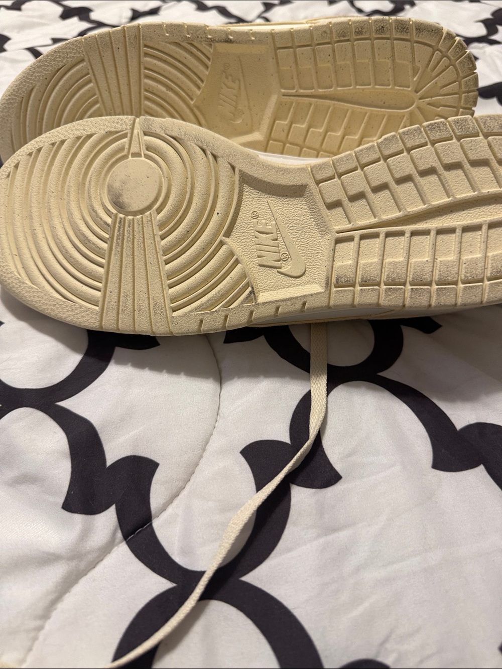 NWT!! Nike Low-Top Sneakers in Cream and Off-White - Picture 3 of 8